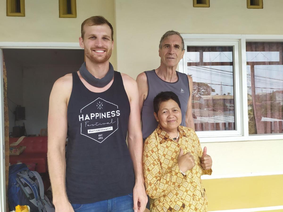 Griya Backpacker Pak Yon Bed and Breakfast Malang Exteriör bild