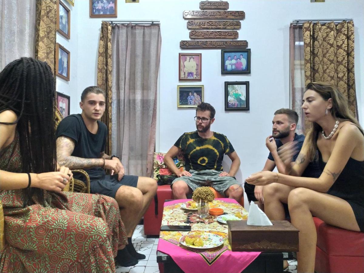 Griya Backpacker Pak Yon Bed and Breakfast Malang Exteriör bild