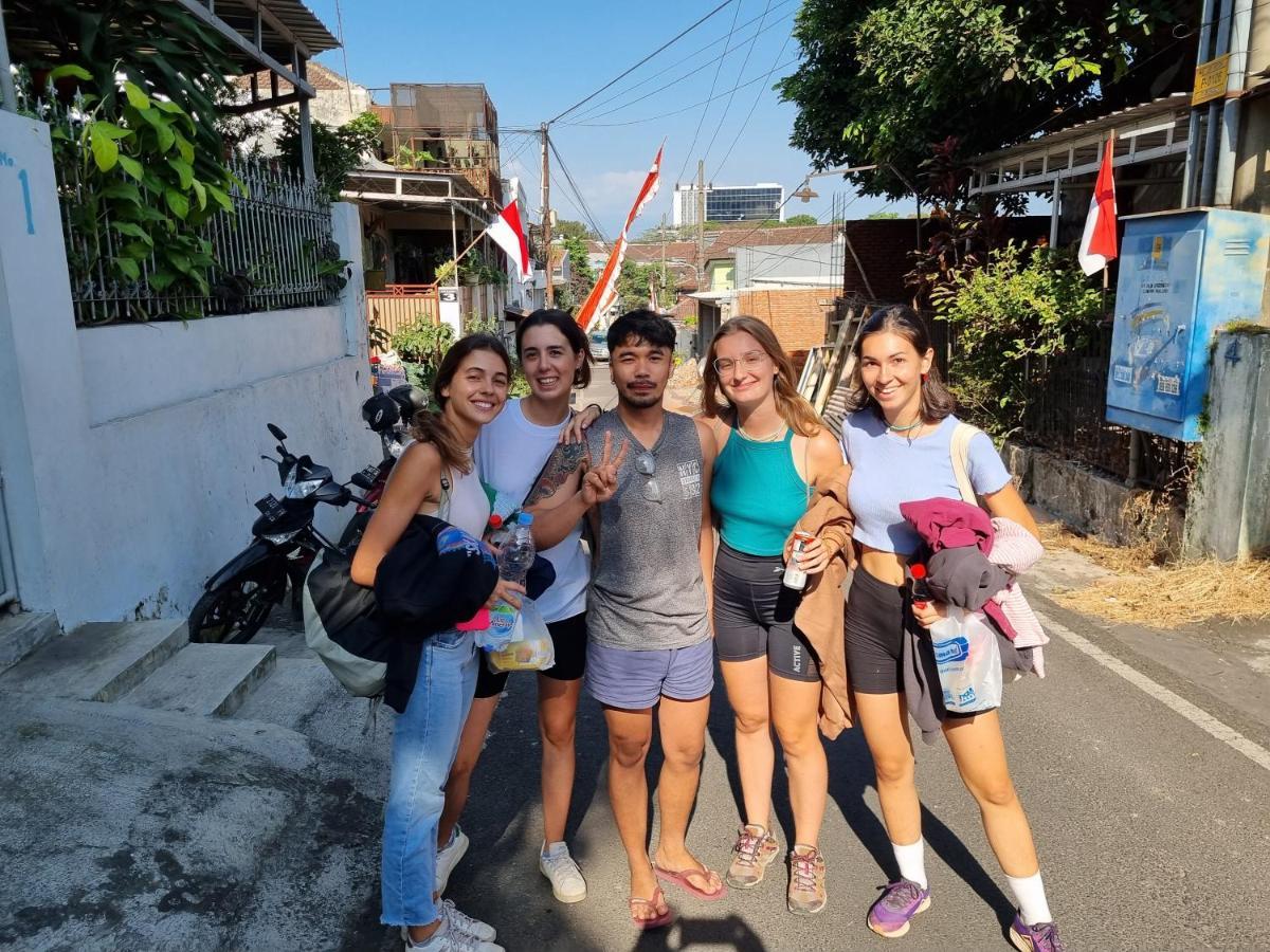 Griya Backpacker Pak Yon Bed and Breakfast Malang Exteriör bild
